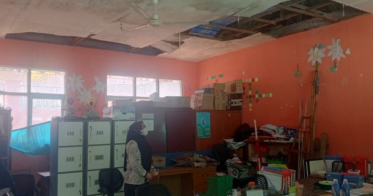 Kondisi bangunan rusak SDN Cadas Leueur di Desa Bantarkaret, Kecamatan Nanggung, Kabupaten Bogor, dengan atap dan plafon yang lapuk (Dede Surya/PortalBogor)