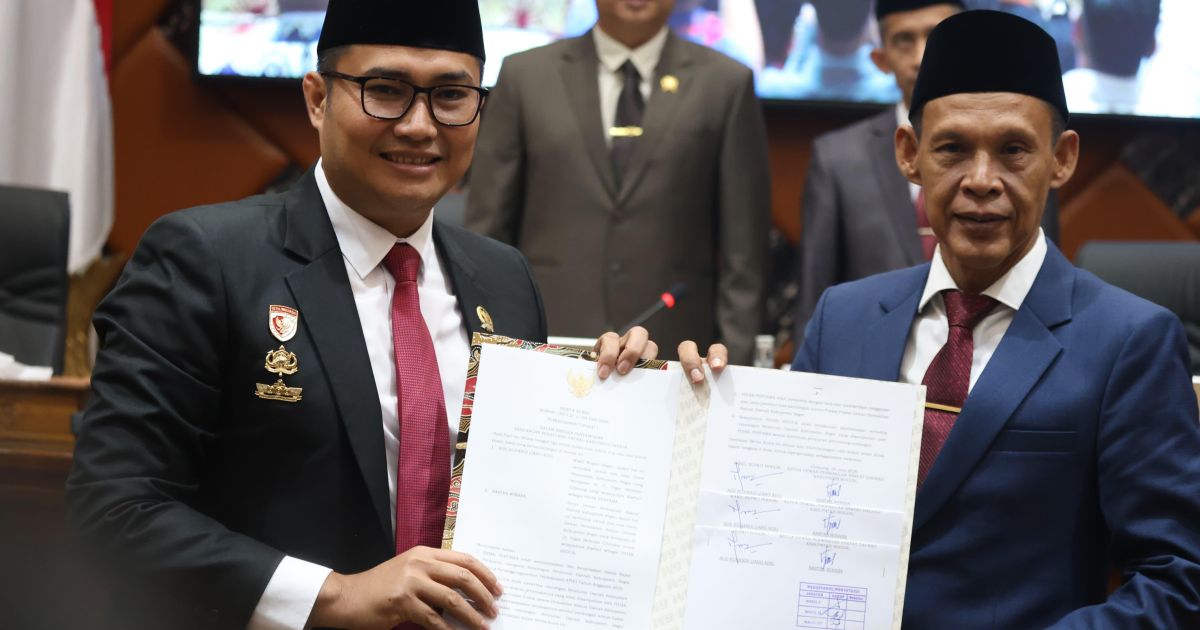 Jaro Ade Sampaikan Raperda APBD 2025 Lewat Rapat Paripurna di Cibinong