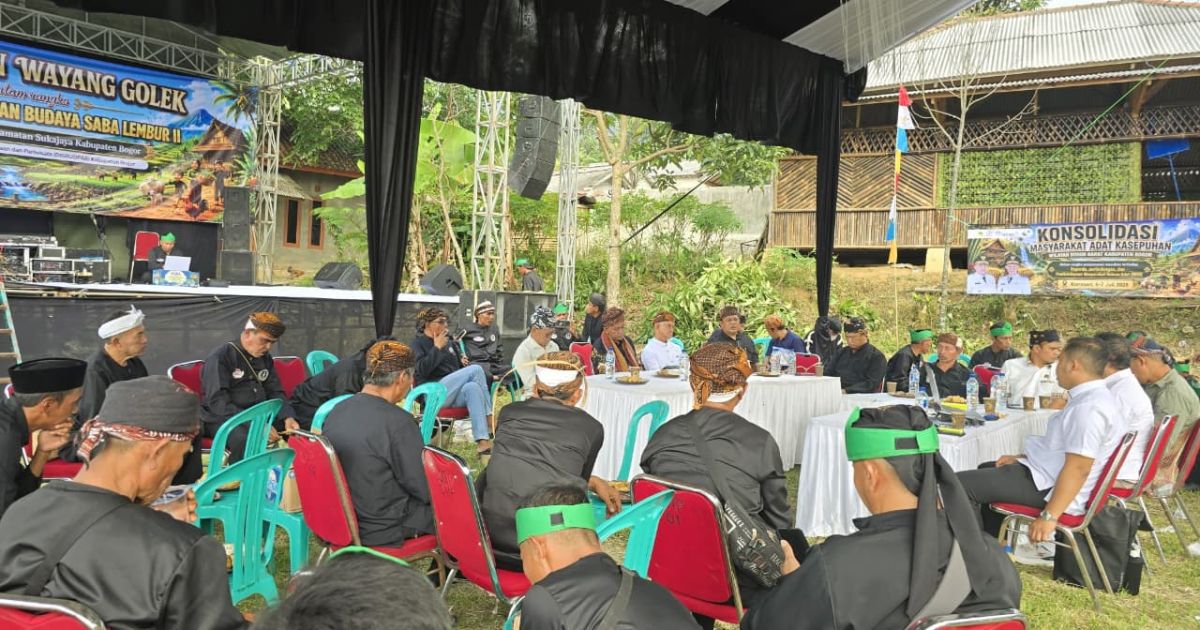 Konsolidasi masyarakat adat Kasepuhan Bogor Barat membahas Raperda Perlindungan di Kampung Cibuluh Desa Kiarasari Kecamatan Sukajaya Kabupaten Bogor (Dede Surya/PortalBogor)