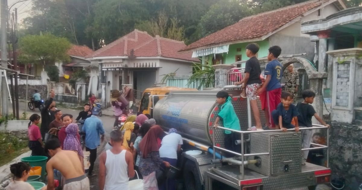 Warga Kampung Pabuaran Desa Hambaro Nanggung antre air bersih dari mobil tangki Perumda Tirta Kahuripan Kabupaten Bogor (Dede Surya/PortalBogor)