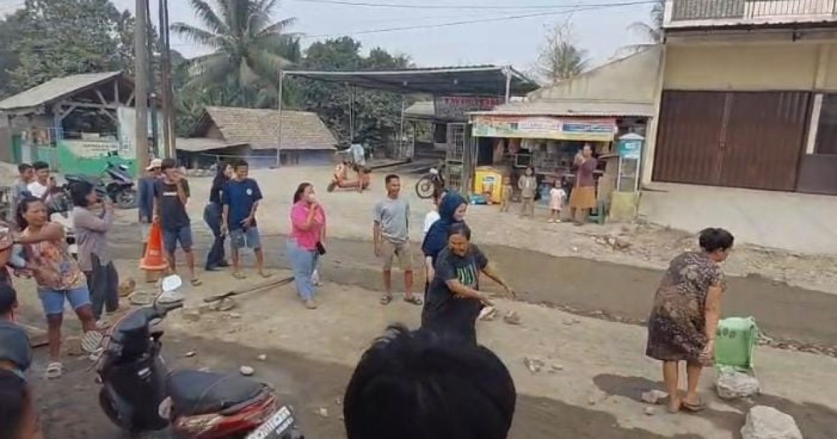 Kesal Debu Proyek Jalan, Warga Jagabaya Parungpanjang Blokade Jalan Provinsi