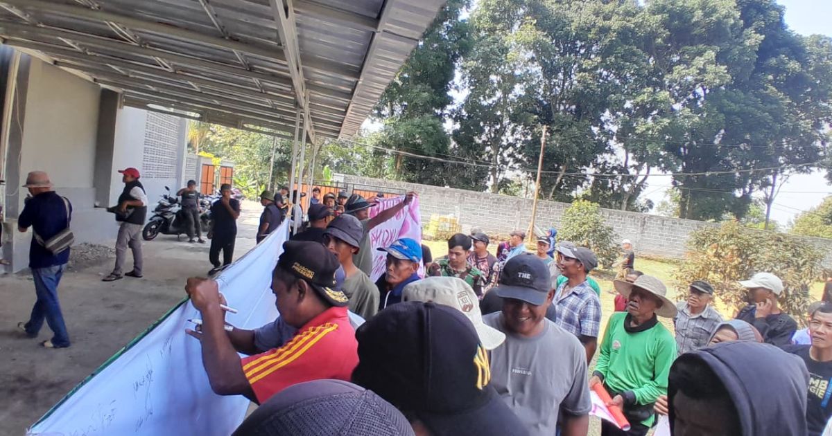 Ratusan Petani di Desa Pasir Jaya Tanda Tangani Dukungan Pengukuran Lahan PT BSS oleh BPN