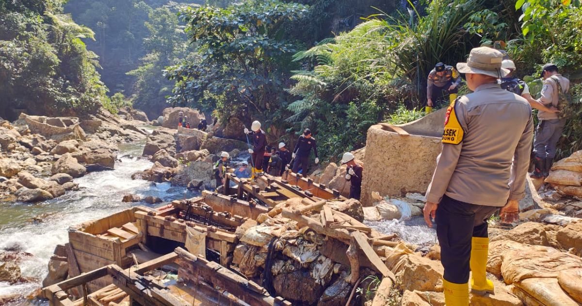 Petugas gabungan tutup lubang tambang ilegal PETI di kawasan Cibendel Muara Kapur Nanggung Kabupaten Bogor (Dede Surya/PortalBogor)