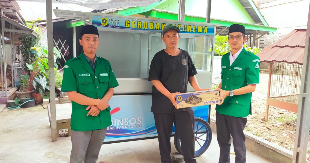 PAC ANSOR Bojonggede Salurkan Gerobak Dari Dinsos Untuk Pedagang