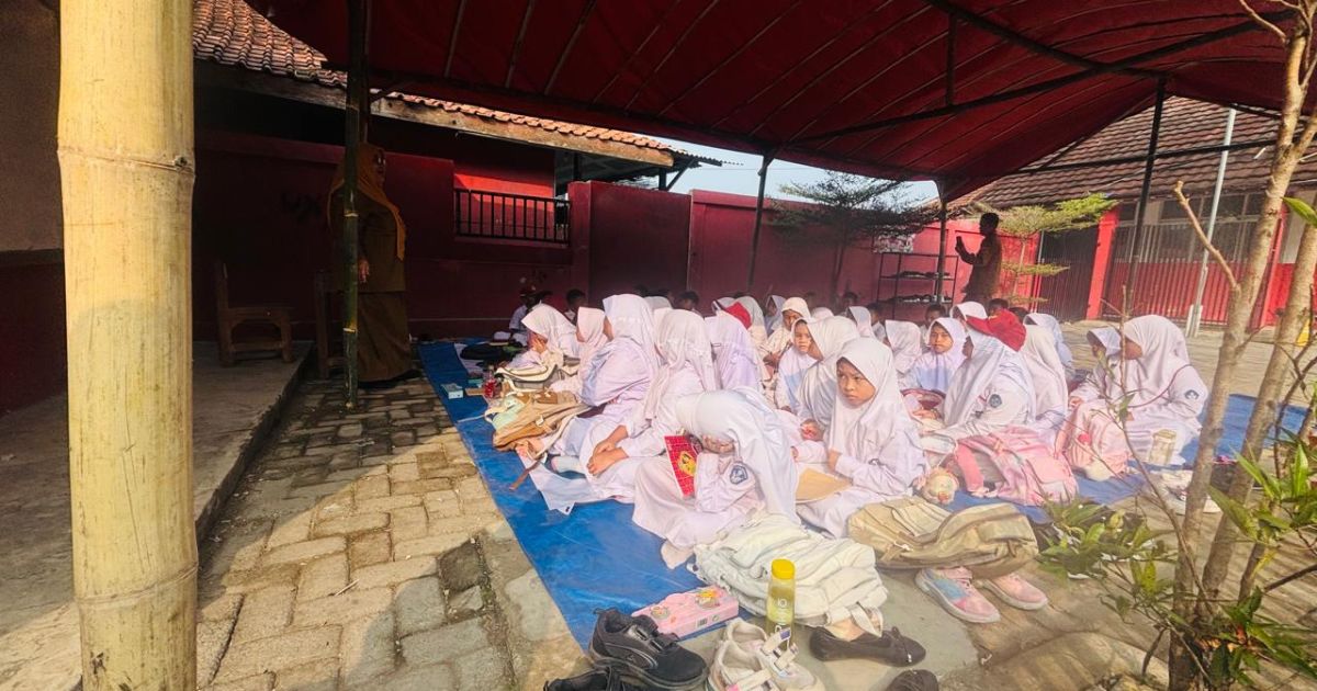 Khawatir Ambruk, SDN Cadas Leueur Nanggung Terpaksa Belajar di Tenda Terpal