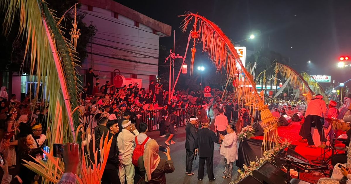 Ribuan Warga Tumpah Ruah Saksikan Arak-arakan Budaya di Hari Jadi Purwakarta