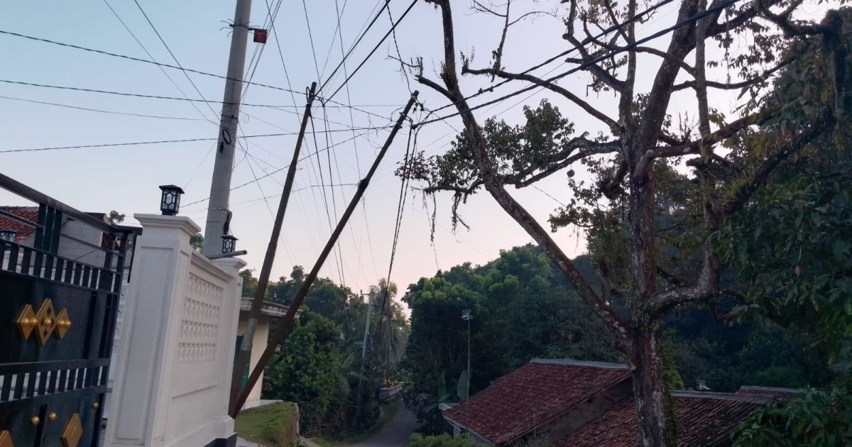 Kabel Tegangan Tinggi Menjuntai di Jalan Pangradin Jasinga
