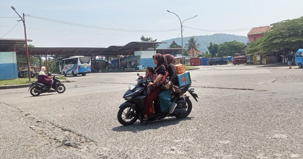 Jalan Lingkar Terminal Leuwiliang Rusak Sebulan, Pengendara Resah