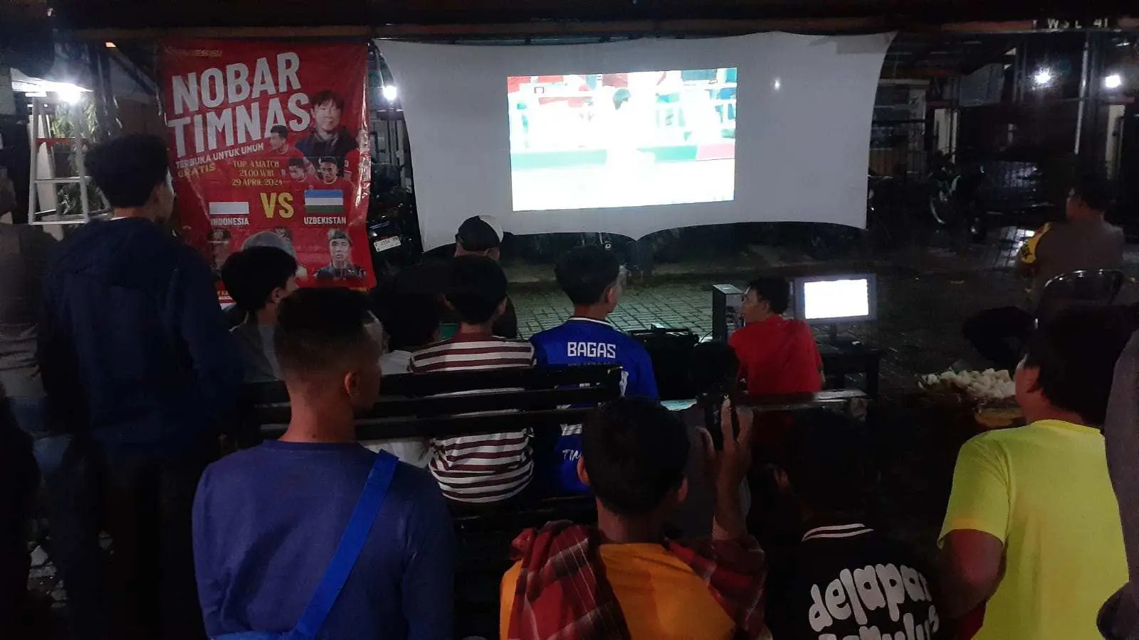 Gelar Nobar, Polsek Nanggung Bersama Muspika Siapkan Doorprize Untuk Penonton