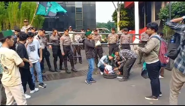 Belum Ada Tersangka Dalam Kasus Mega proyek Cibinong Beauty City, HMI MPO Aksi Bakar Ban Di KPK