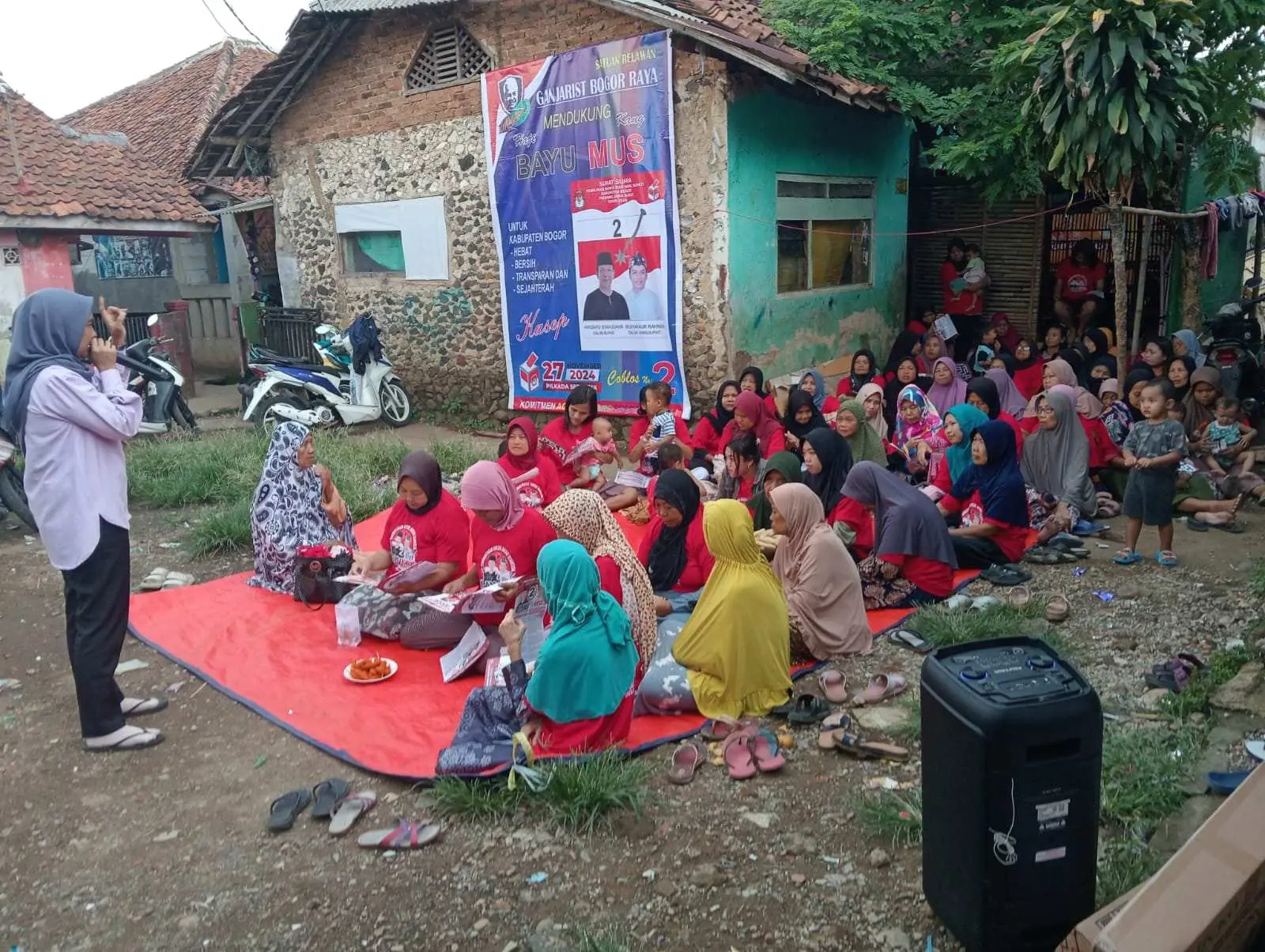 Blusukan Ke Ciampea, Istri Cawabup Kang Mus Sosialisasikan Paslon Nomor Urut 02