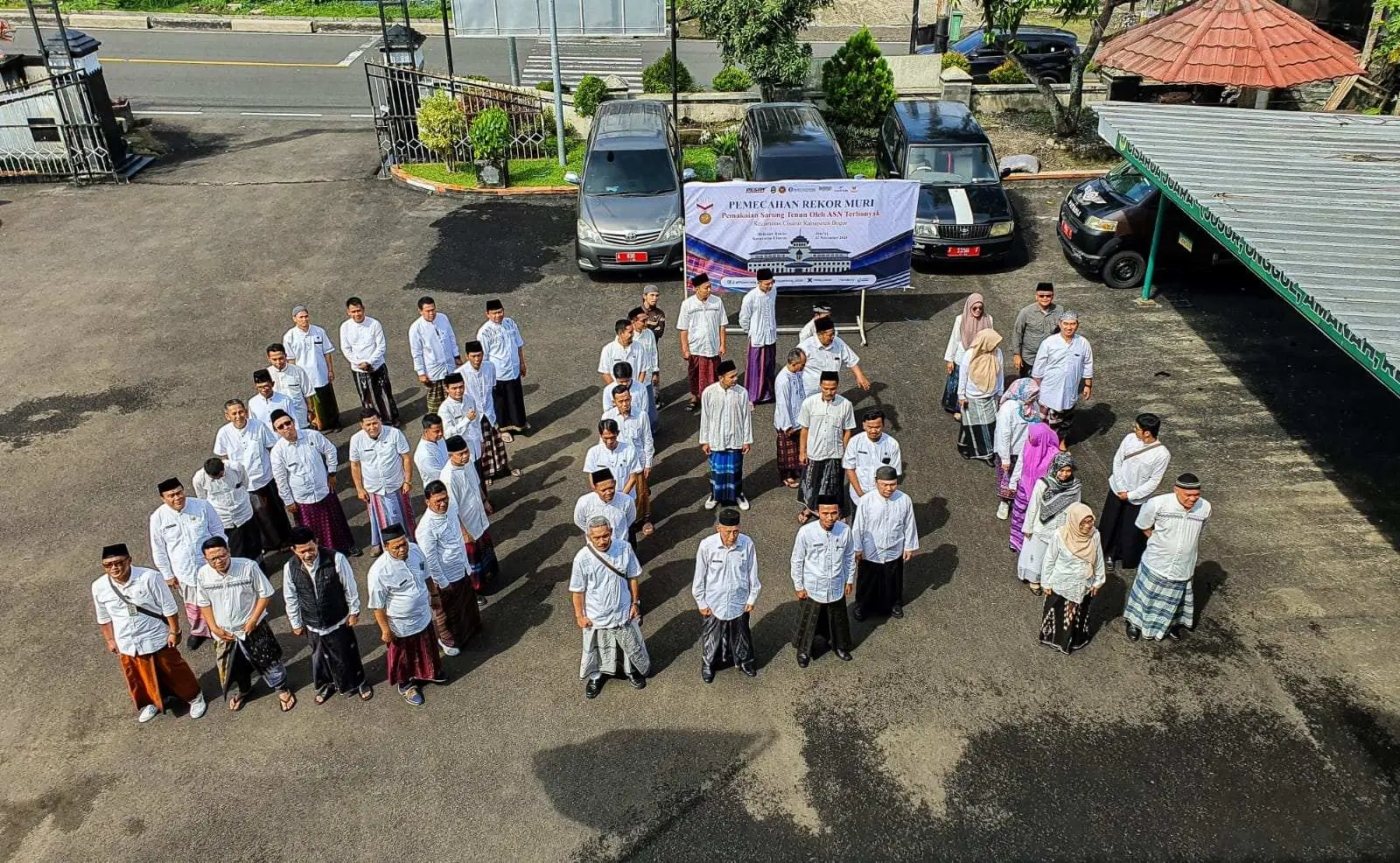 Partisipasi Pecahkan Rekor MURI, ASN Se Kecamatan Cisarua Kompak Kenakan Sarung Tenun.