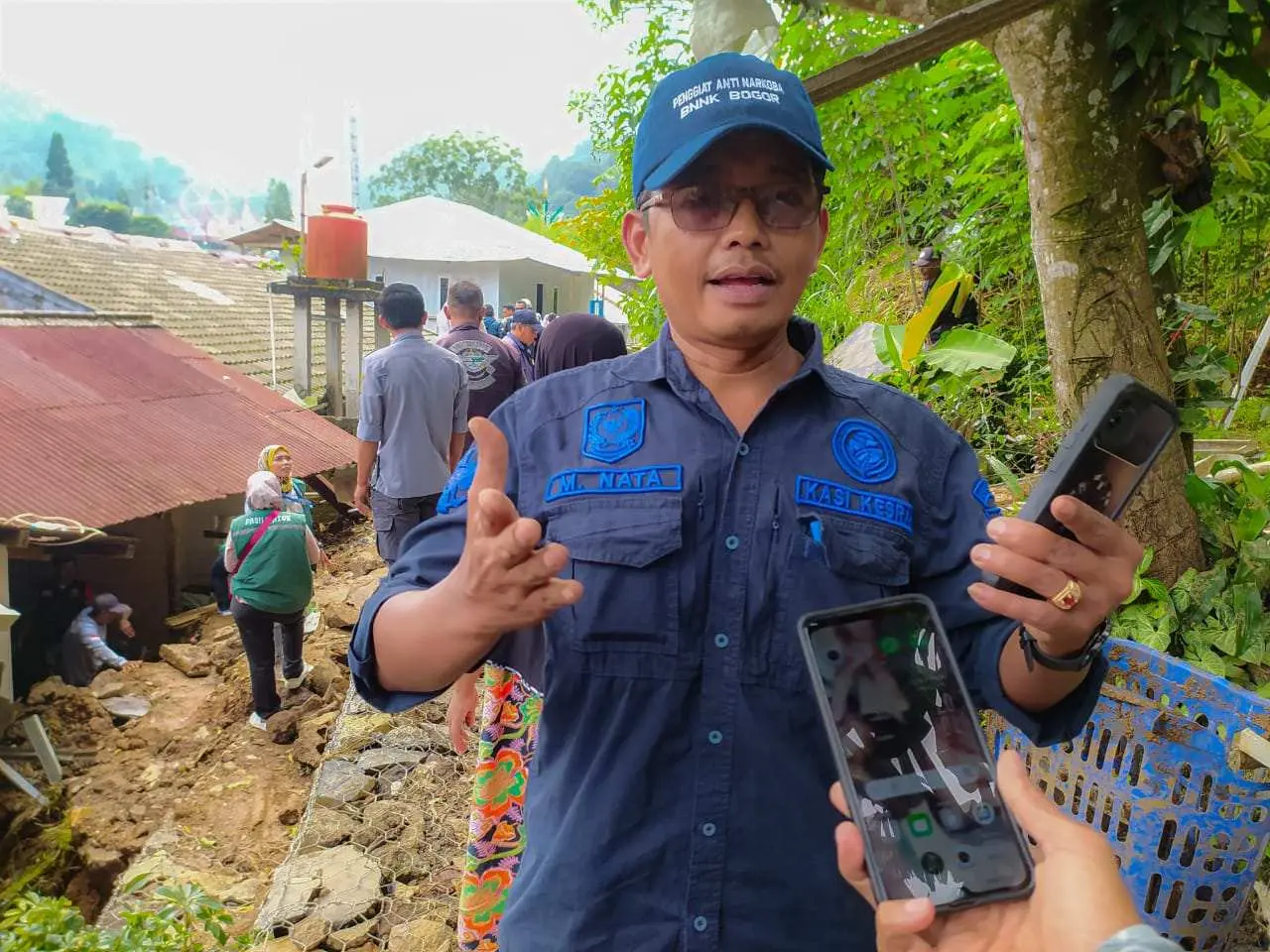 Pasca Longsor dan Tanggul Jebol Pemdes Tugu Selatan Gelar Bakti Sosial