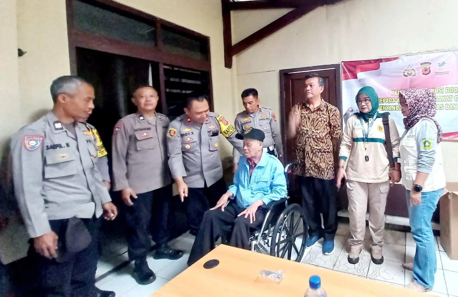 Polsek Cisarua dan Dinsos Bogor Bagi-Bagi Kursi Roda