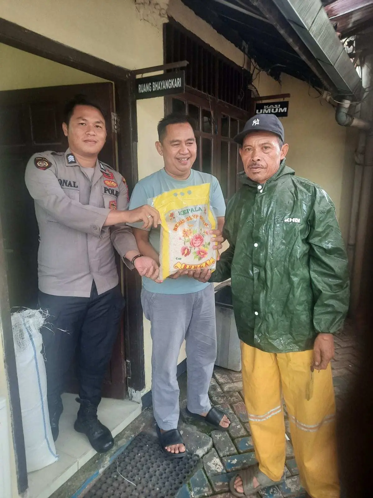 Beri Perhatian Pada Warga, Polres Bogor Bagikan Paket Beras