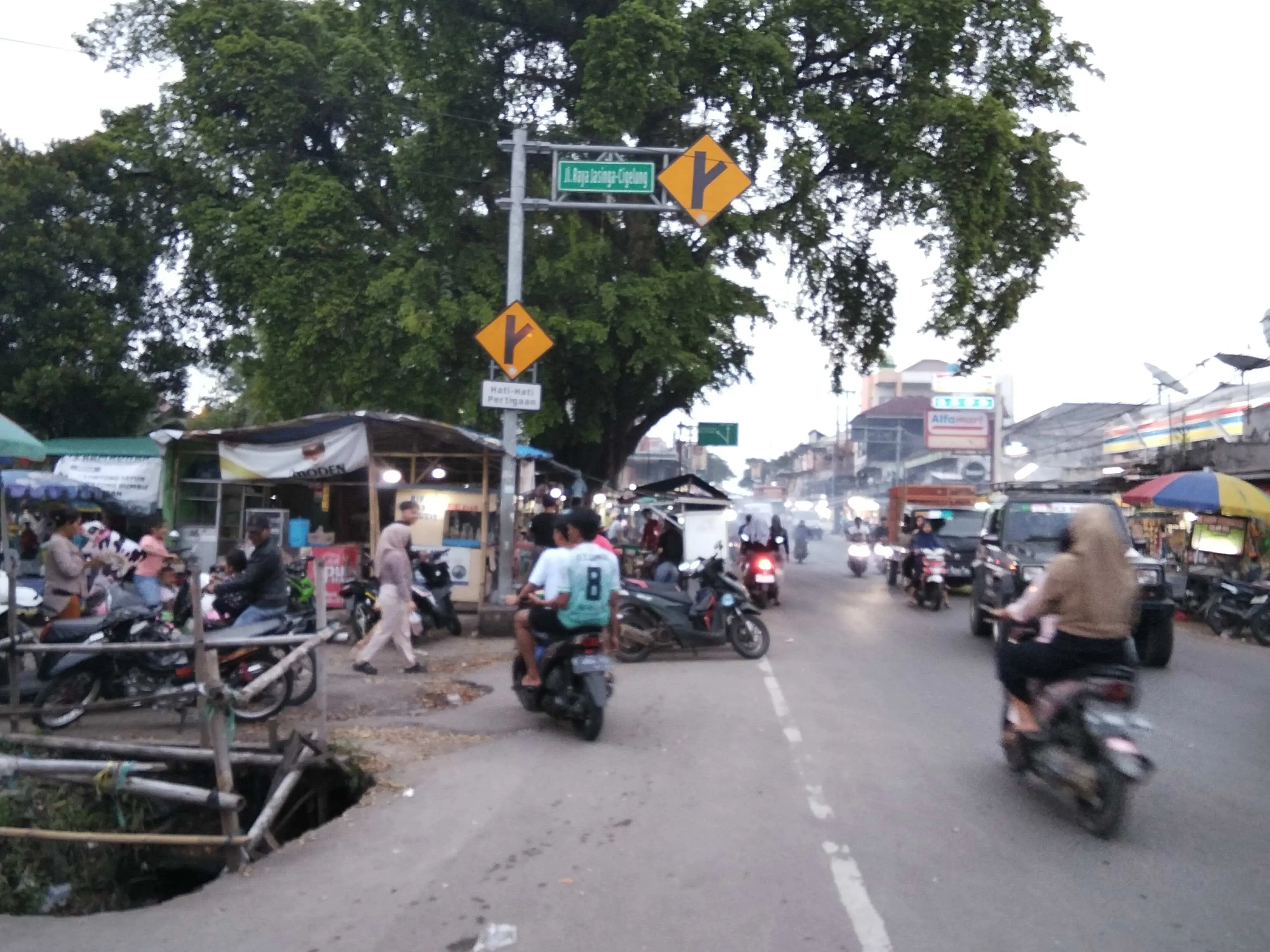 Pengunjung Keluhkan Akses Menuju Taman Tematik Jasinga Yang Ambrol