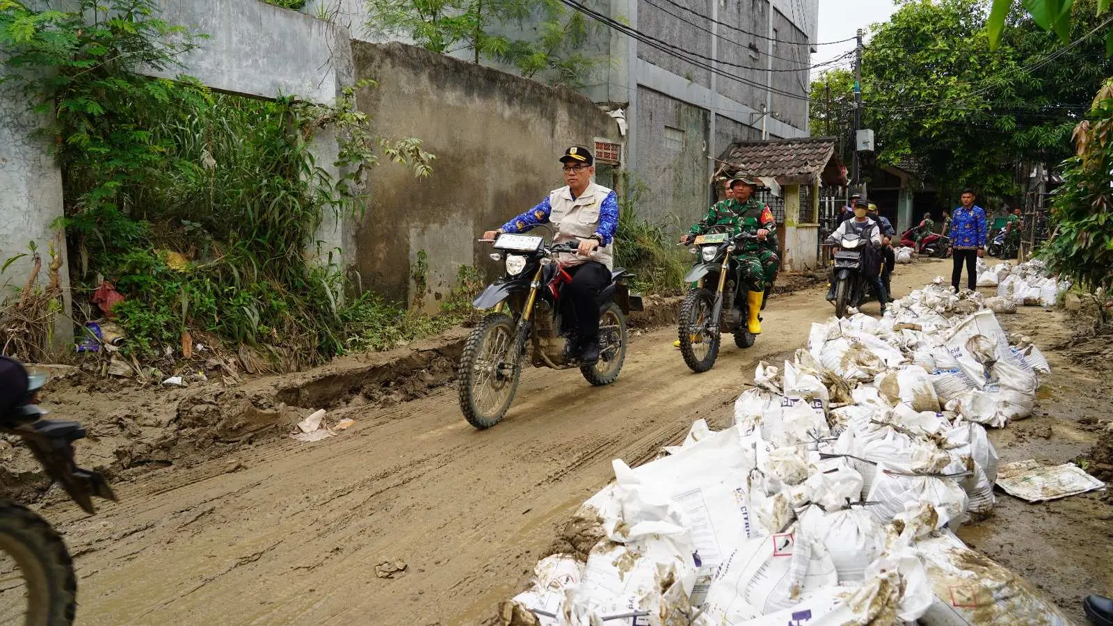Pemkab Bogor Gandeng TNI – Polri Kolaborasi Bersihkan Sisa Banjir di Bojongkulur