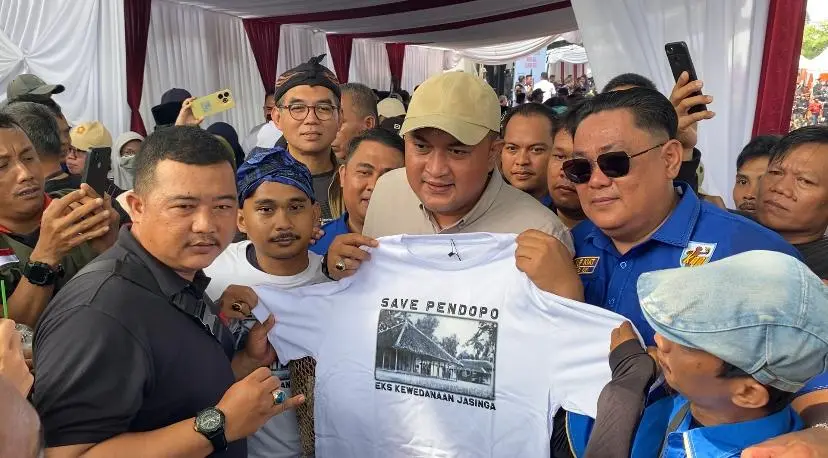 Bupati Bogor Terima Baju Simbol Sejarah Jasinga, Simbol Kepedulian Budaya dari Warga