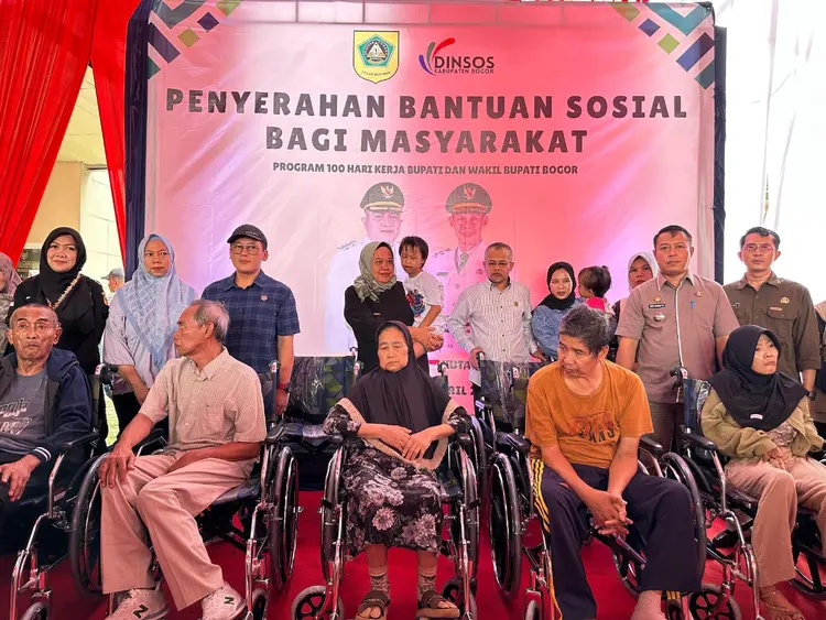 Pemkab Bogor Salurkan Bantuan Sosial untuk Disabilitas dan Warga Miskin