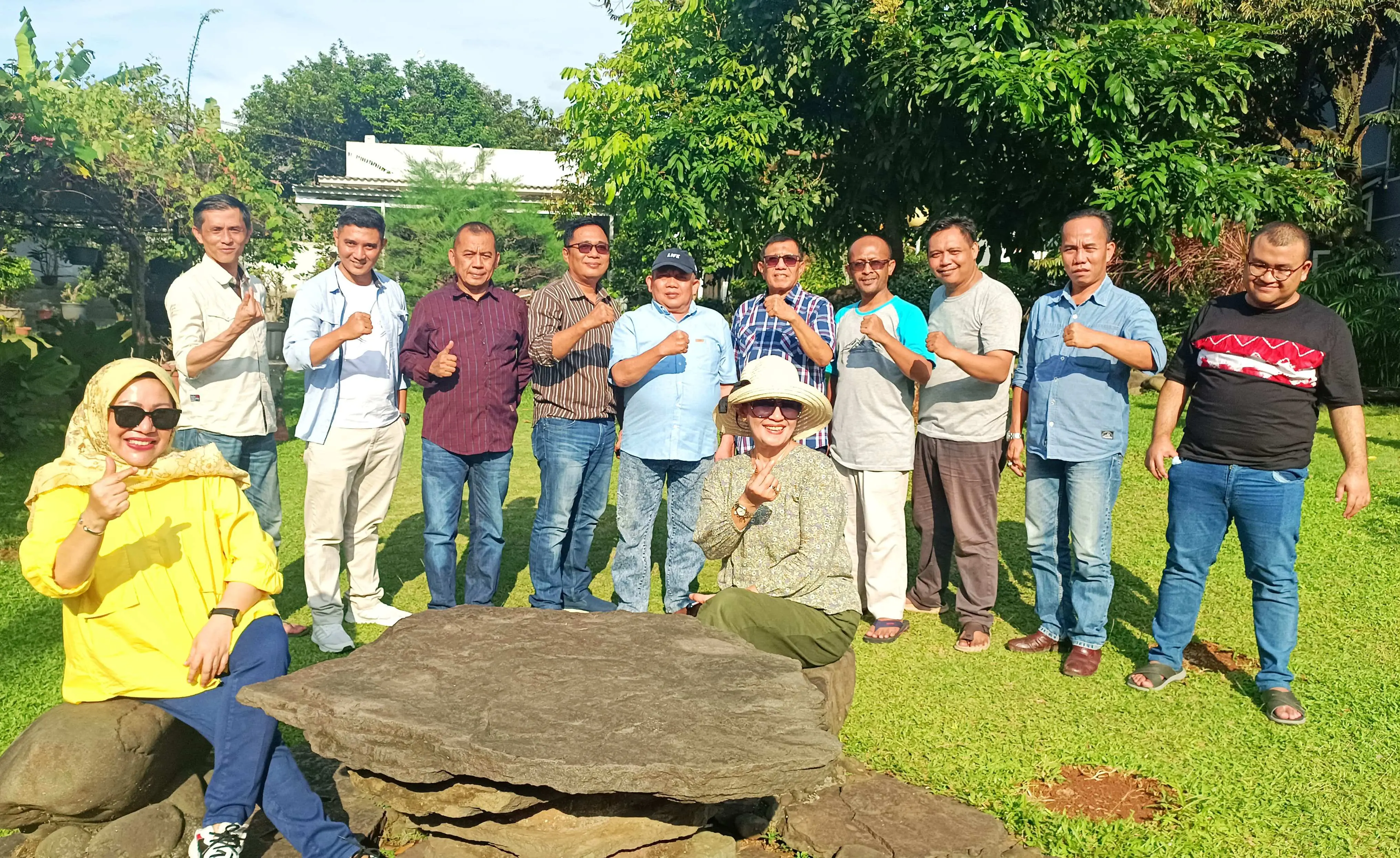 PWI Jawa Barat Serahkan 67 Pemohon Rumah Subsidi ke Hendry Ch Bangun