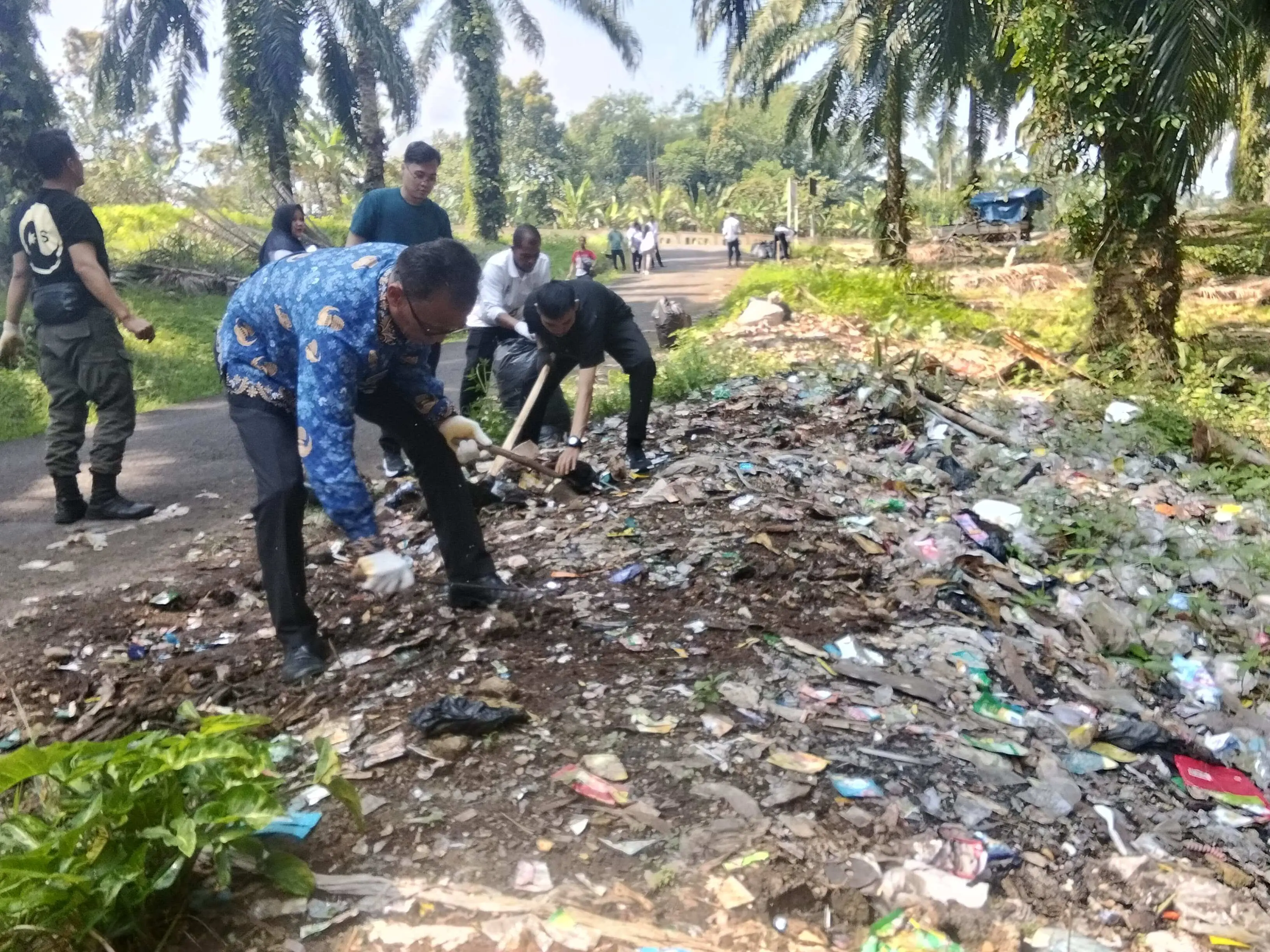 Camat Cigudeg dan Kades Gotong Royong Bersihkan Sampah Liar di Jalur Sukajaya