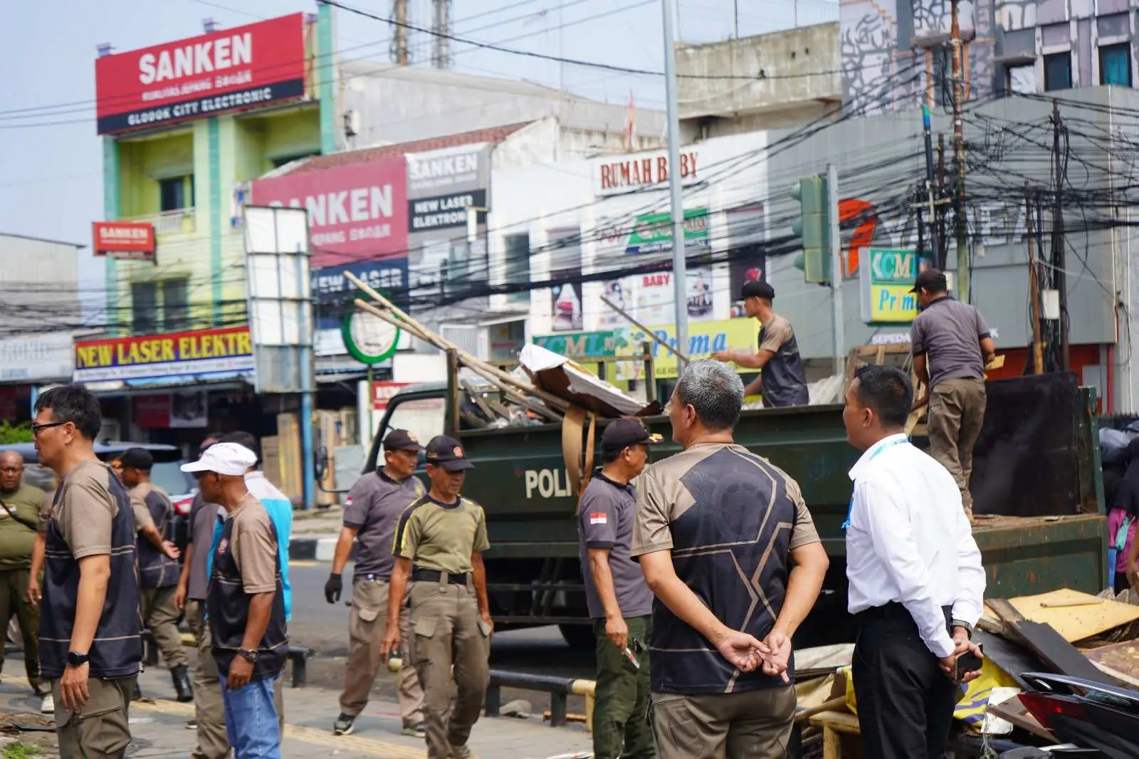 Satpol PP Tertibkan PKL Liar dan Parkir Ilegal di Pasar Cibinong