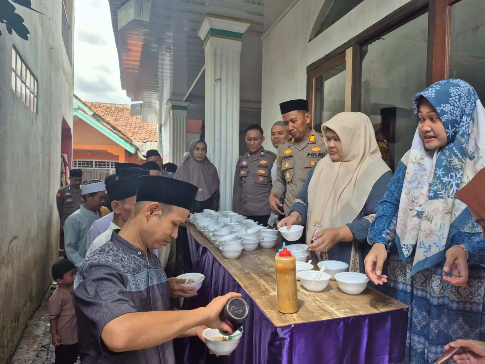 Bakti Kapolsek Nanggung untuk Warga, Bagikan Ratusan Porsi Makanan
