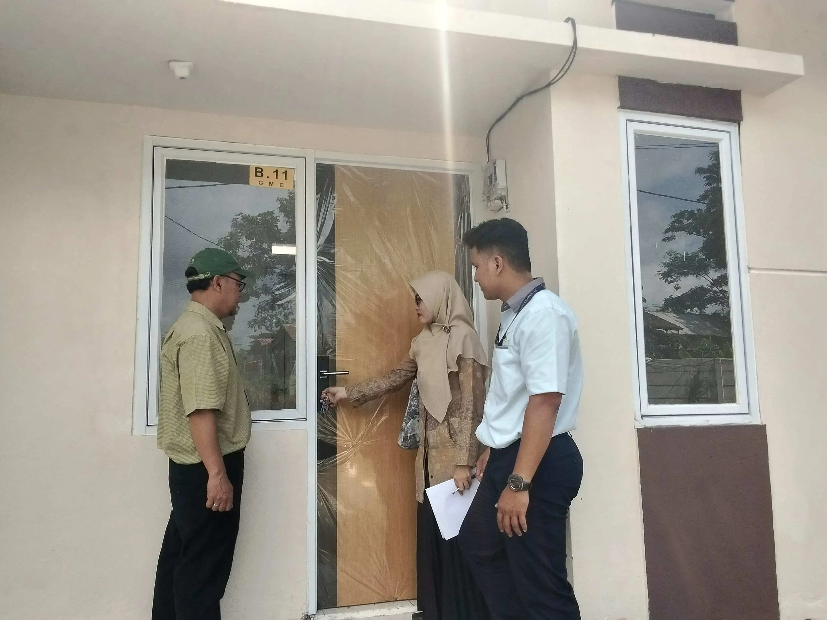 Konsumen Bahagia Terima Kunci Rumah Grand Mutiara Cibungbulang Tahap Pertama