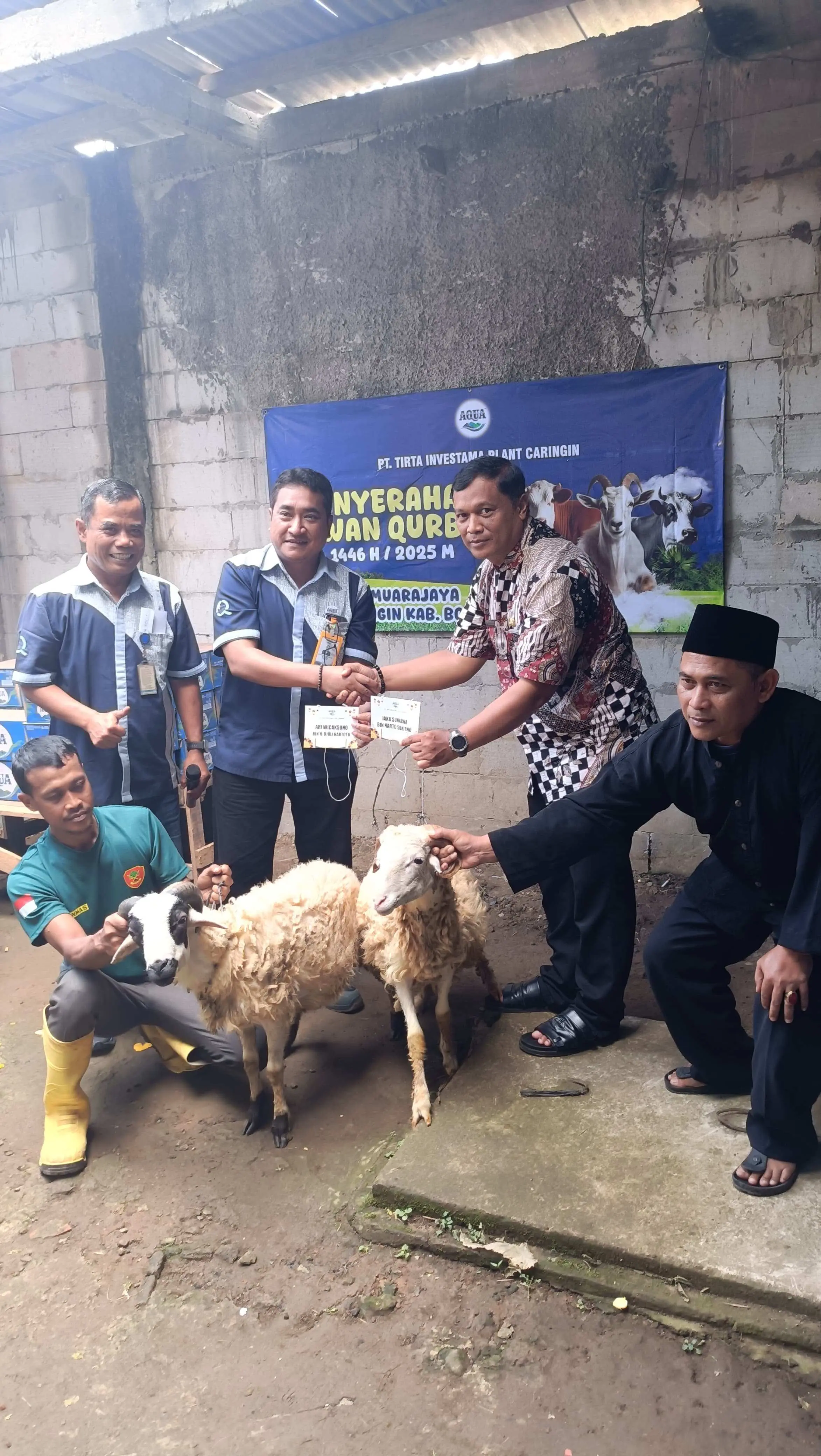 Momen Idul Adha, AQUA Bogor Selatan Salurkan Ratusan Hewan Kurban Untuk Warga di Empat Desa