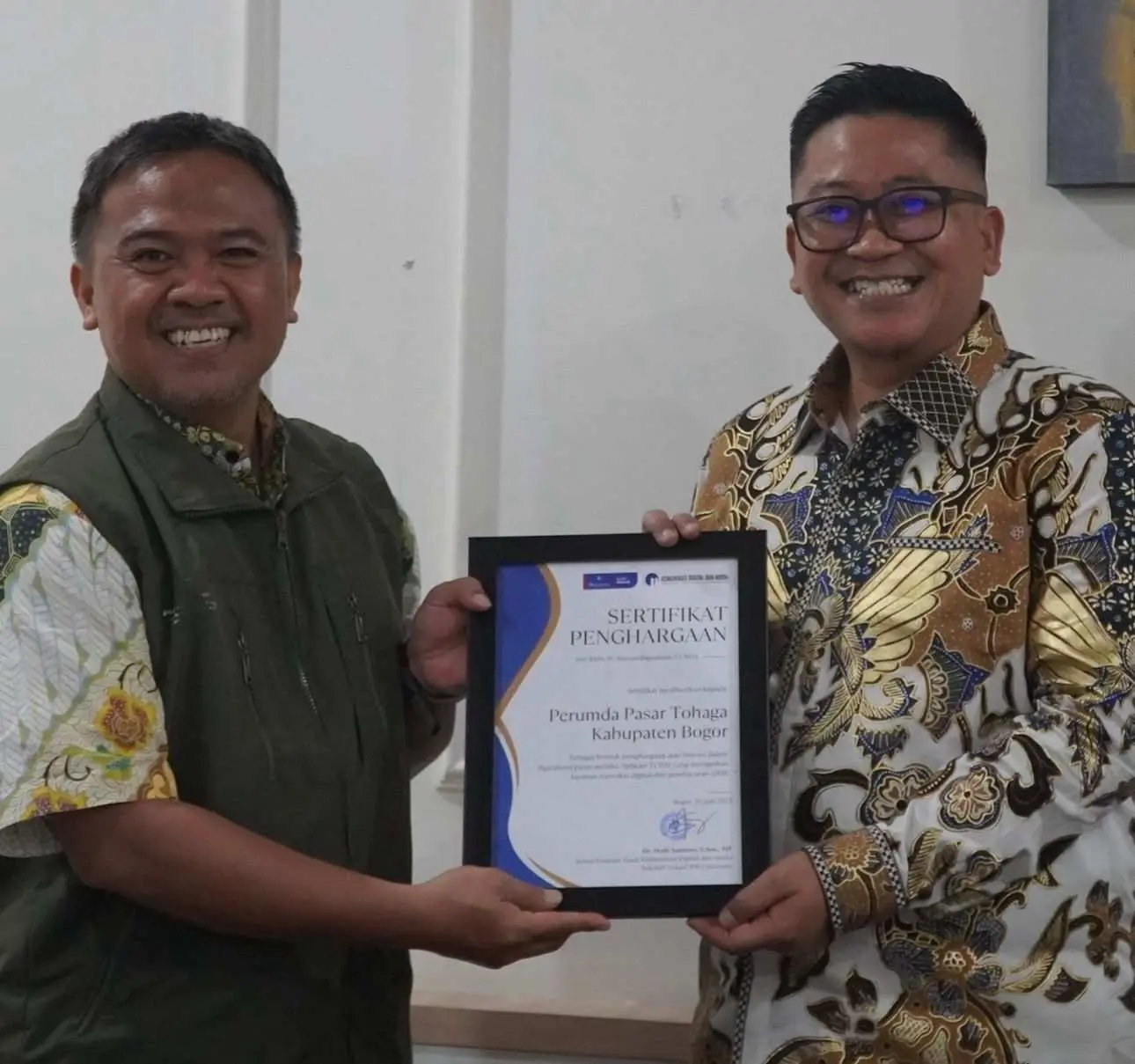 Aplikasikan Sistem Pembayaran Digital QRIS Di Pasar Rakyat, IPB University Beri Award Perumda Pasar Tohaga