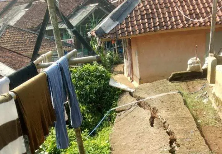 Relokasi Mandek, Warga Desa Malasari Hidup di Tengah Ancaman Longsor
