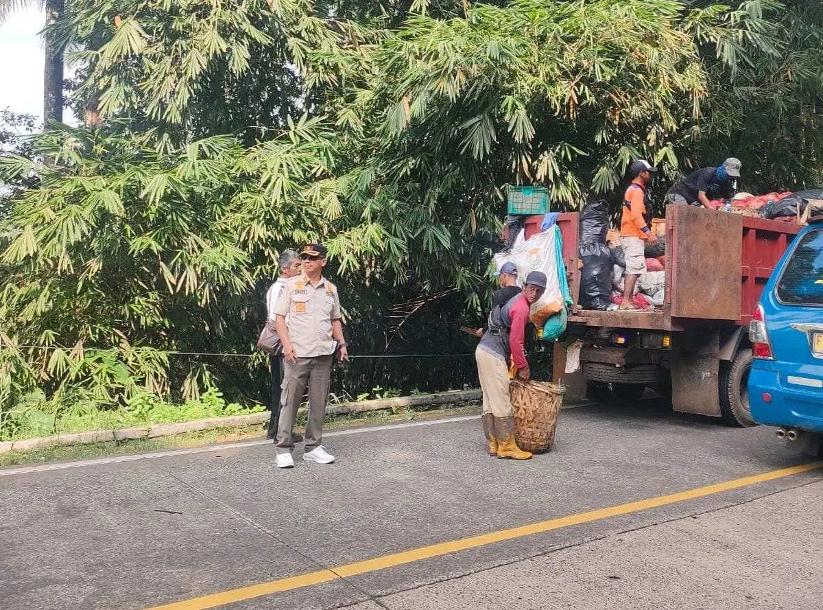 Warga Beri Dukungan Aksi Satpol PP Leuwisadeng Bersihkan Sampah Liar di Leuwisadeng