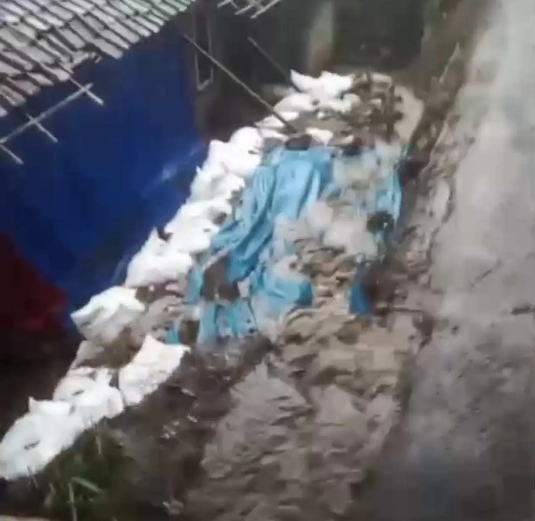 Hujan Deras, Rumah Lansia Di Desa Kalong Liud Terendam Banjir