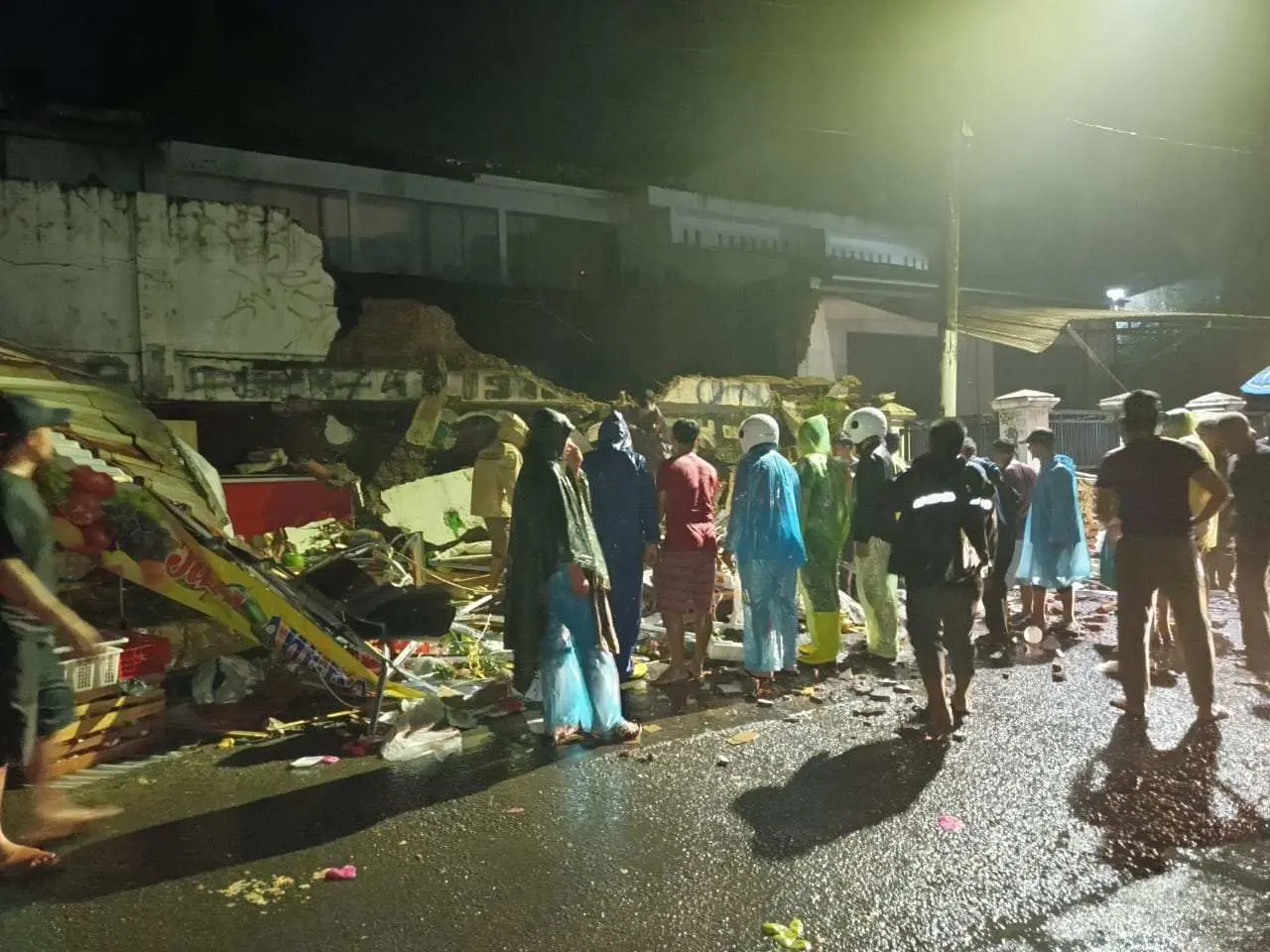 Tembok TPT Ambruk, Pedagang Buah Di Leuwiliang Kritis Tertimpa Tembok