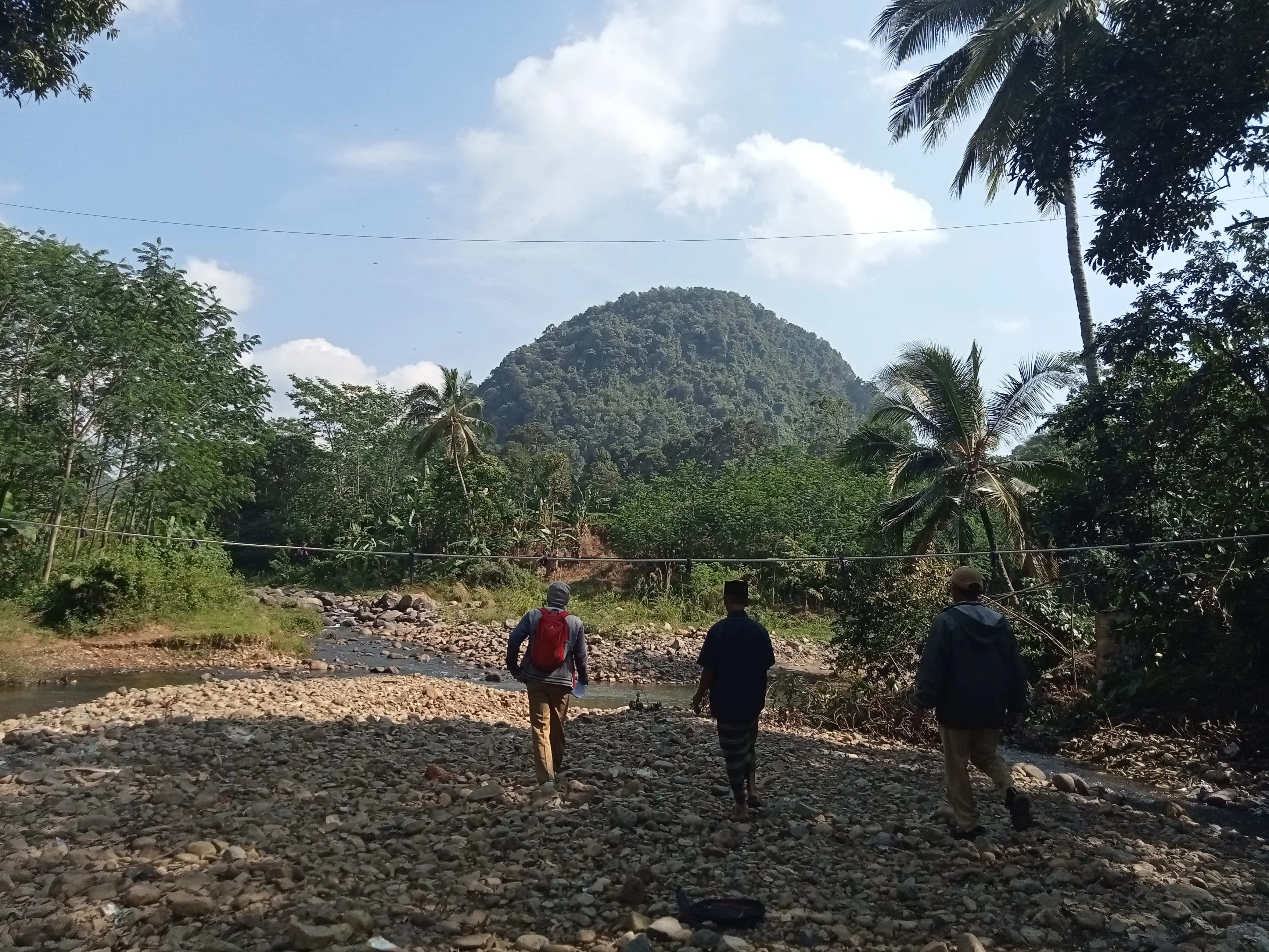 Ancaman Longsor di Sungai Cipaneungteung, UPT Infrastruktur Irigasi Wilayah V Tindaklanjuti Aduan Warga