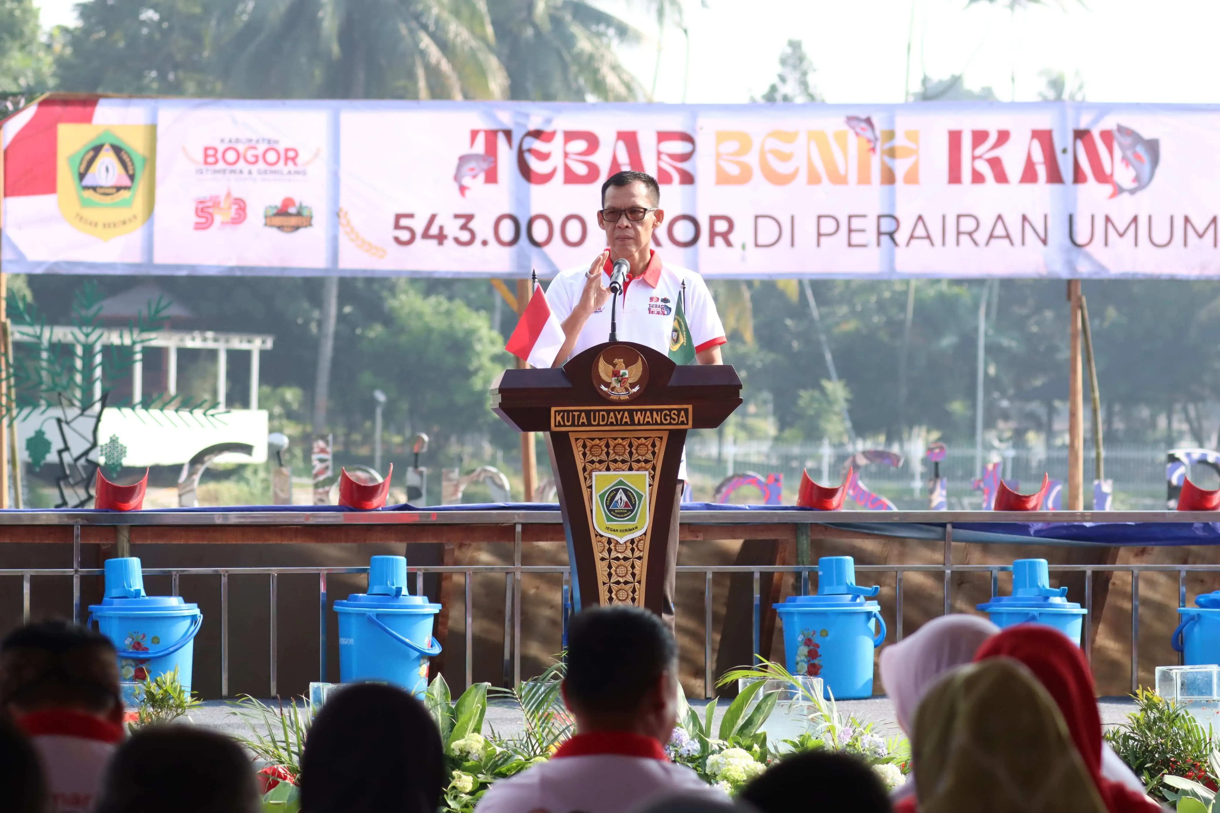 Rayakan HJB ke-543, Jaro Ade Tebar Ratusan Ribu Benih Ikan di Situ Plaza Cibinong
