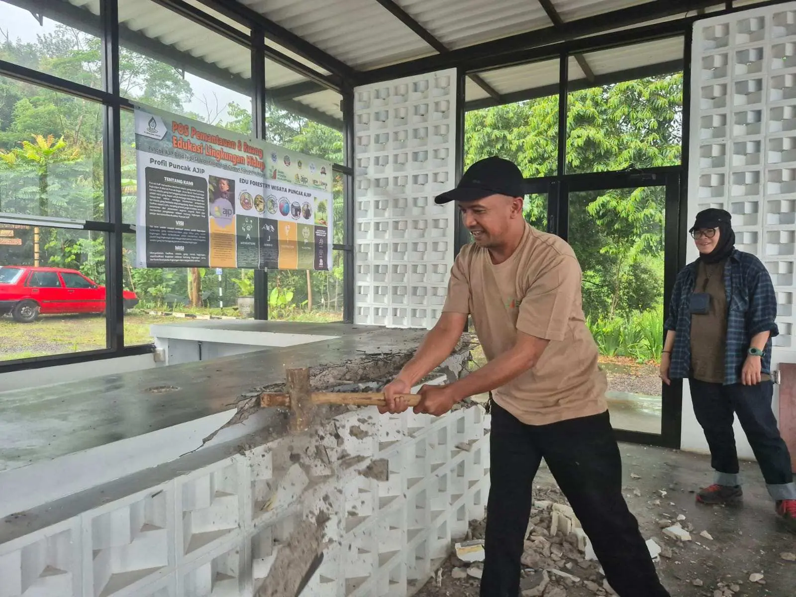 Demi Jaga Komitmen Lingkungan, PT BAP Bongkar Sendiri Kafe Edukasi di Puncak Bogor