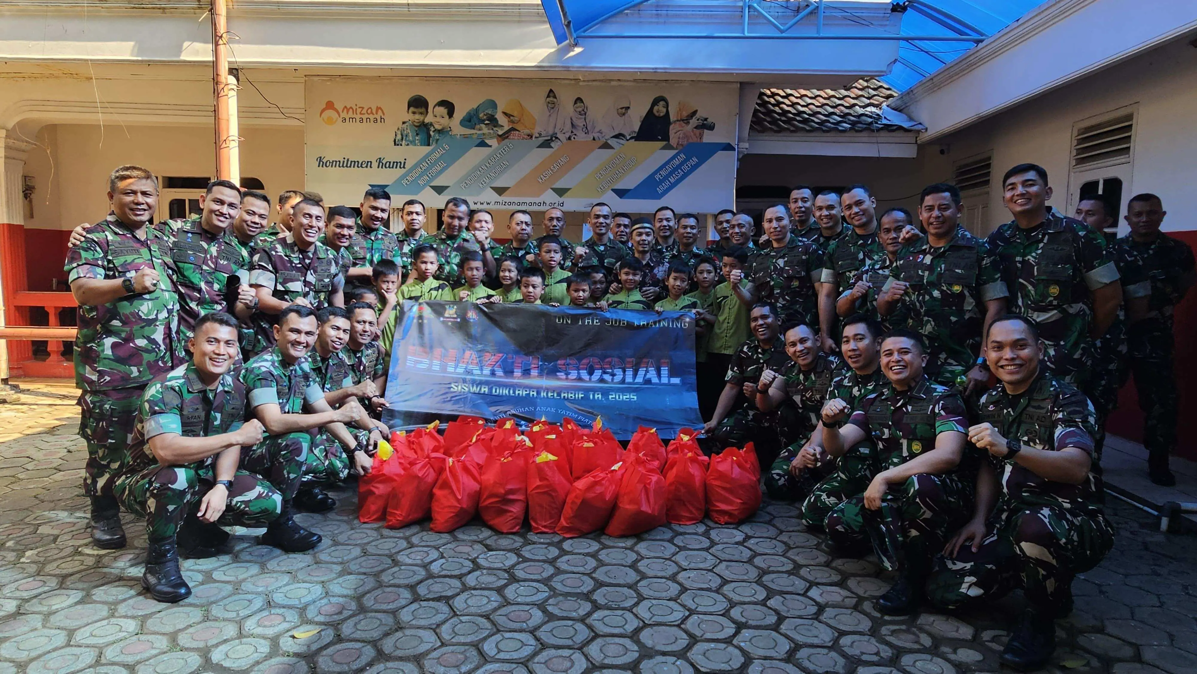 Mempererat Kemanunggalan, TNI Dan Rakyat Puluhan Siswa Diklapa Infanteri TNI AD Santuni 50 Anak Yatim Piatu 