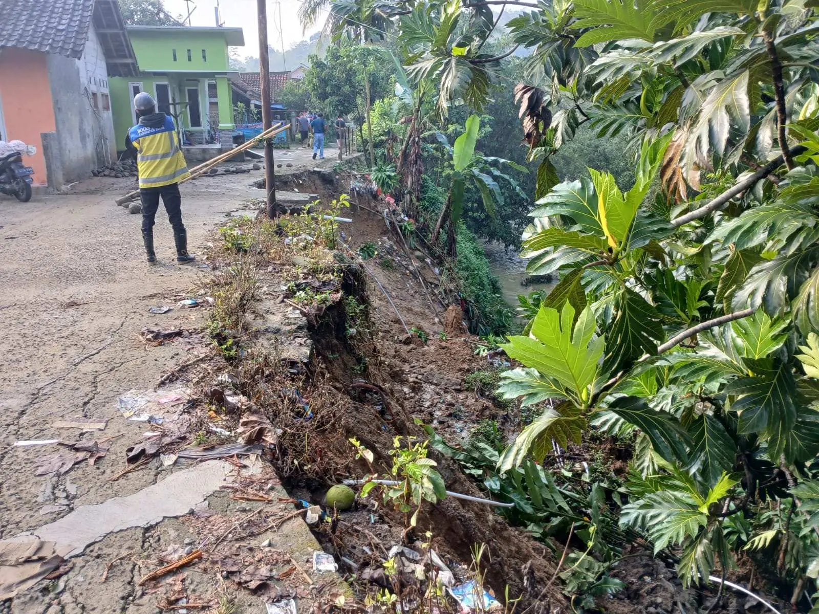 Longsor Hantam TPT Sungai Cibeureum di Jasinga, UPT PUPR Bogor Bergerak Cepat