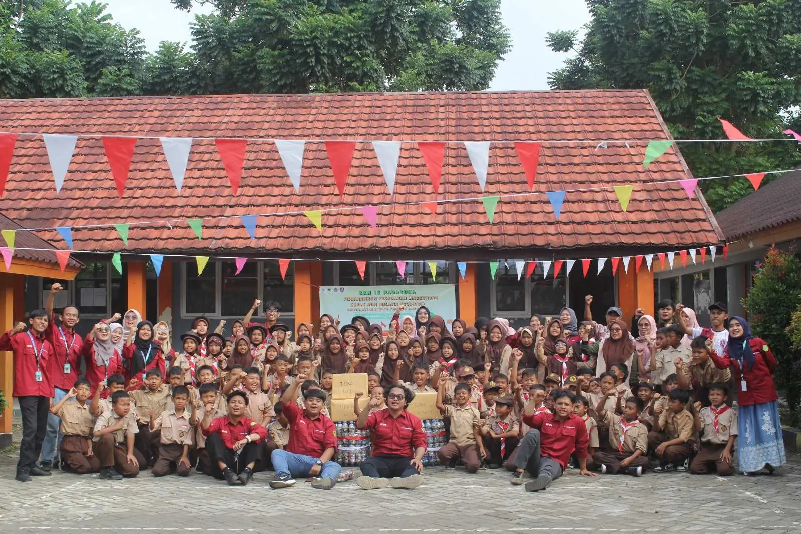 Mahasiswa KKN UIKA Gelar Pelatihan Ubah Sampah Plastik Jadi Ecobrick di SDN Ciomas 03