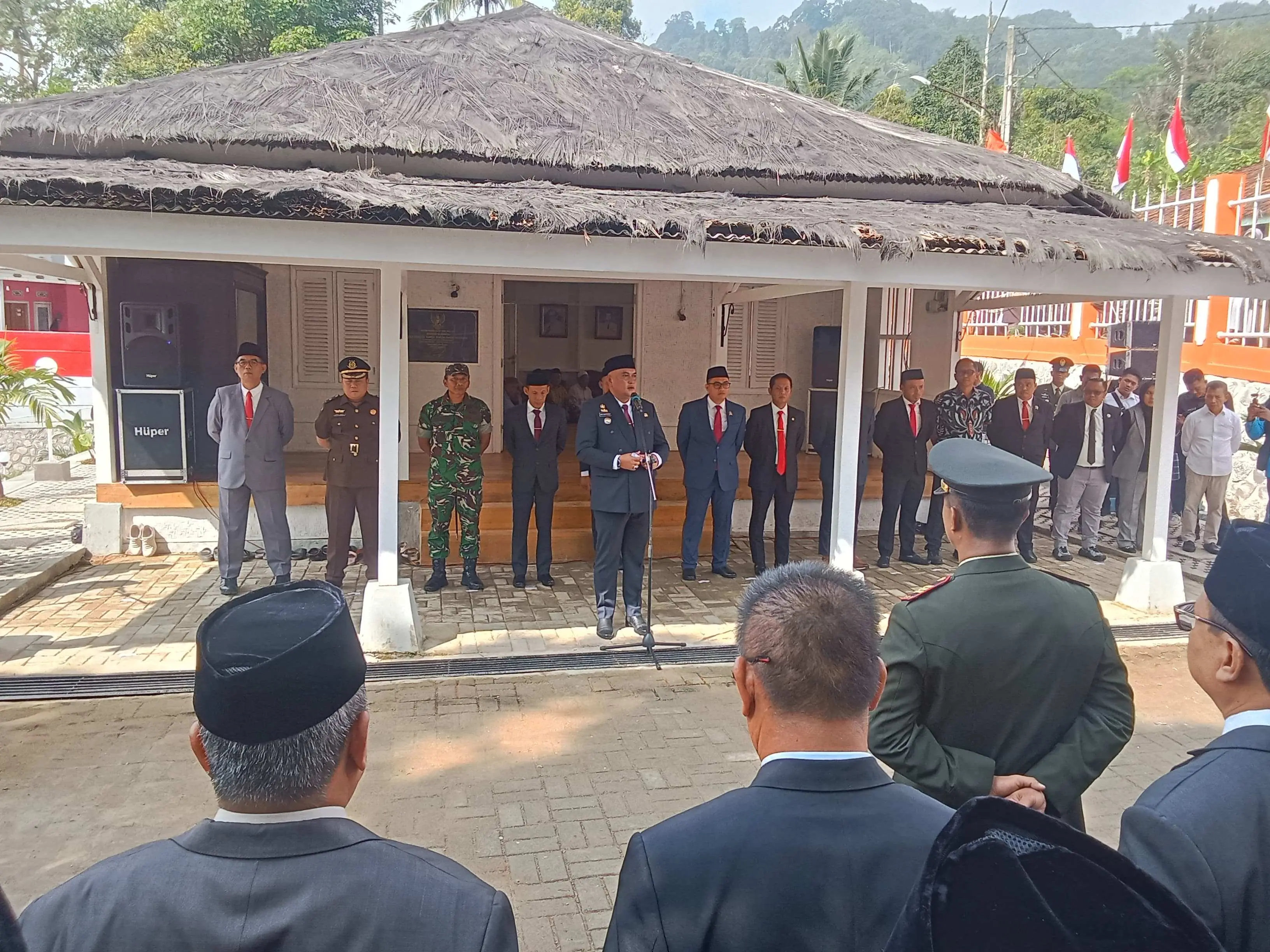 Bupati Bogor dan Warga Antusias Jemput Bendera Pusaka Jelang HUT RI ke-80 di Pendopo Malasari