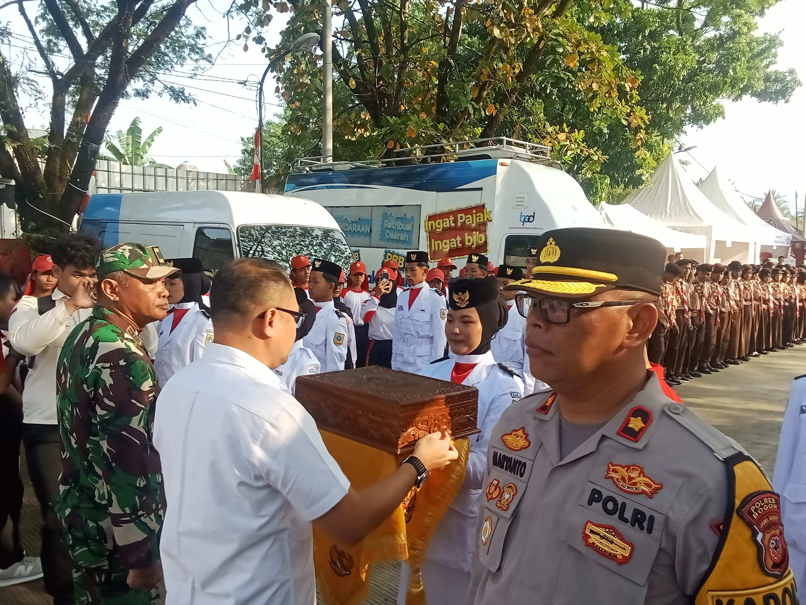 Dorong Pemerataan Layanan Usai Sambut Bendera Pusaka, Bupati Bogor Resmikan Kantor Kecamatan Leuwisadeng