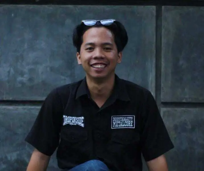 Ketika Sekolah Retak dan Parade Kemerdekaan Kian Megah