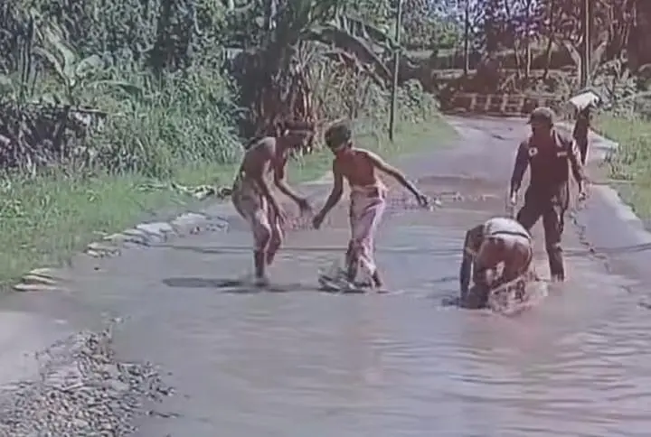 Jalan Rusak Kiarasari Jadi Kritik Warga Lewat Aksi Parodi di Sukajaya
