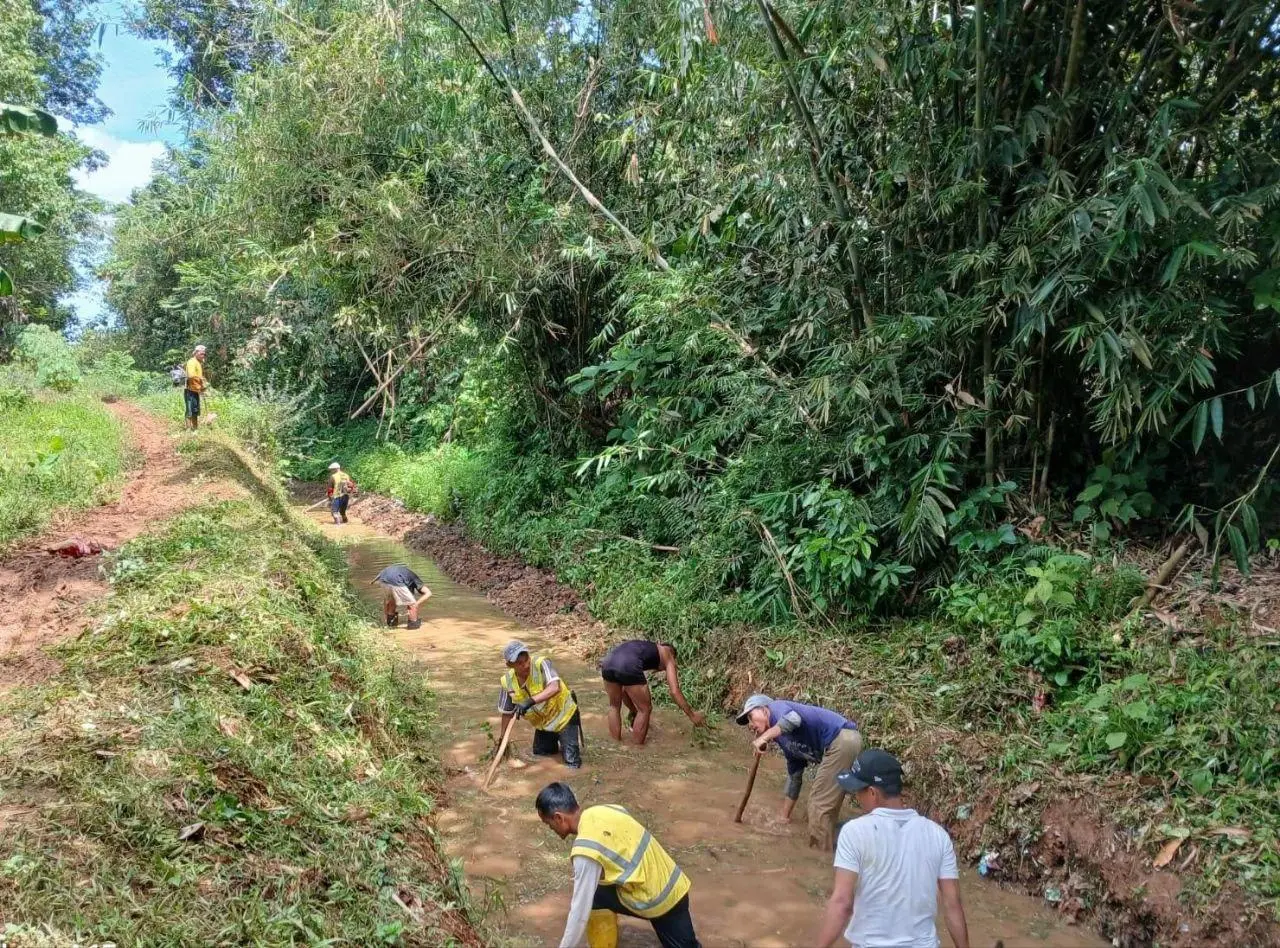 Kepala UPT Infrastruktur Irigasi V Jasinga Pimpin Langsung Pembersihan Saluran Sendung