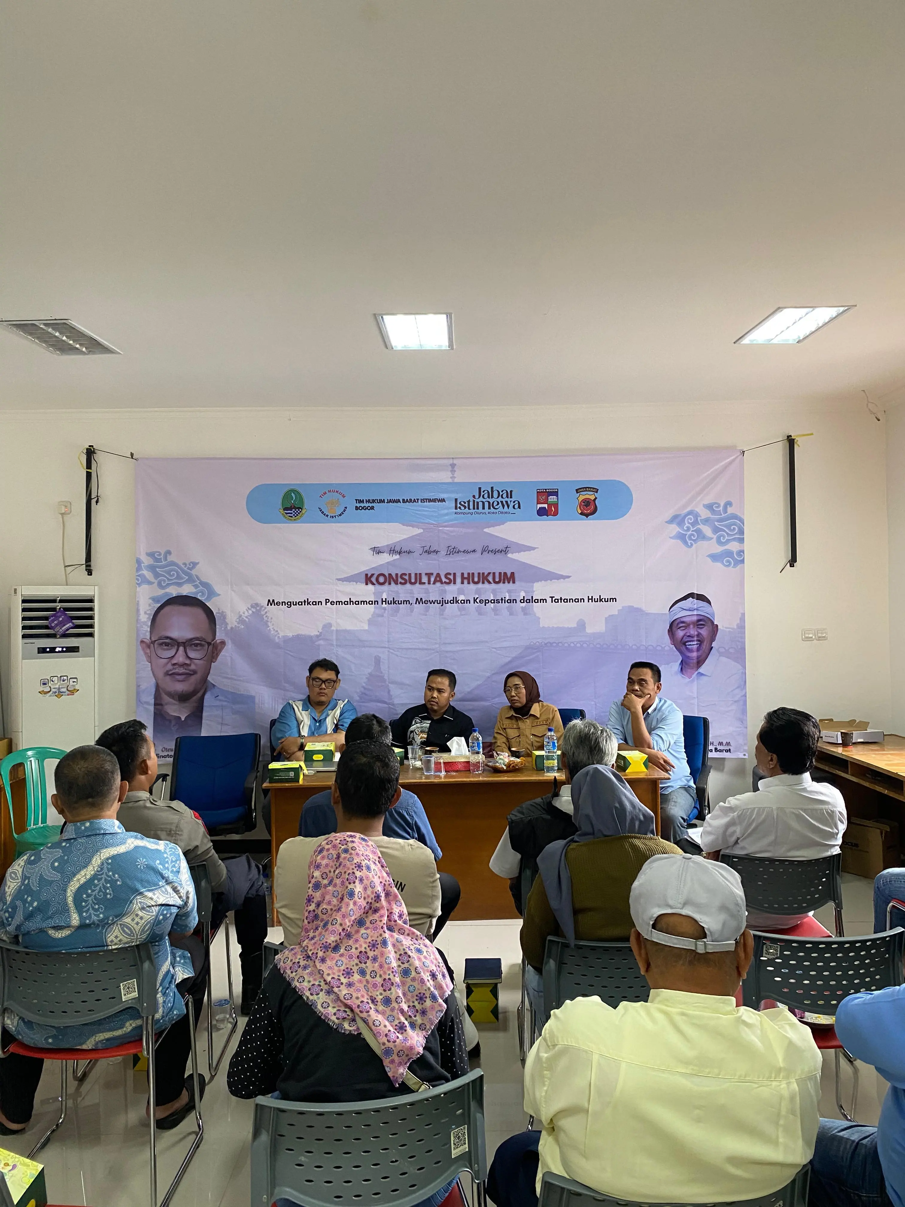 Dua Narsum Tim Hukum Jabar Istimewa  Beri Konsultasi Hukum Gratis di Kelurahan Kedungwaringin
