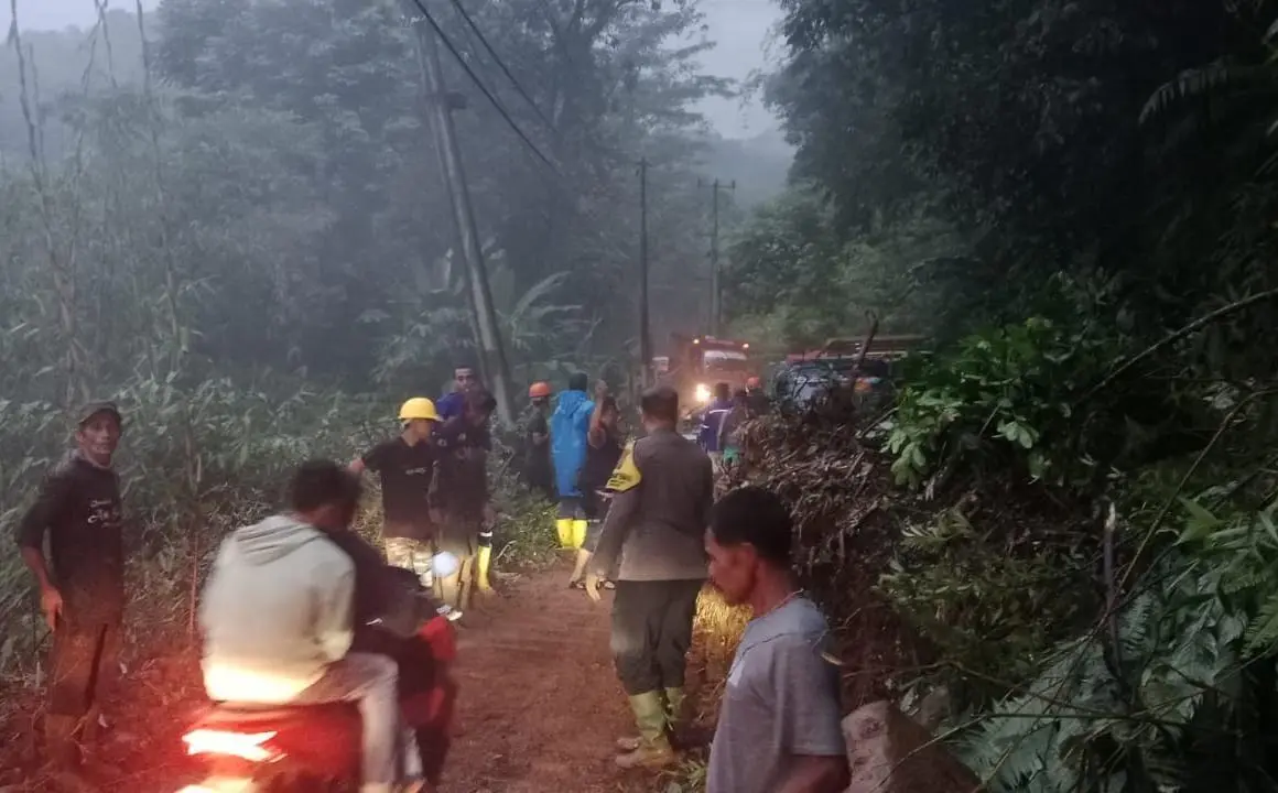 Longsor Tutup Jalan Ace Tabrani, Akses Tiga Desa di Kecamatan Nanggung Terputus
