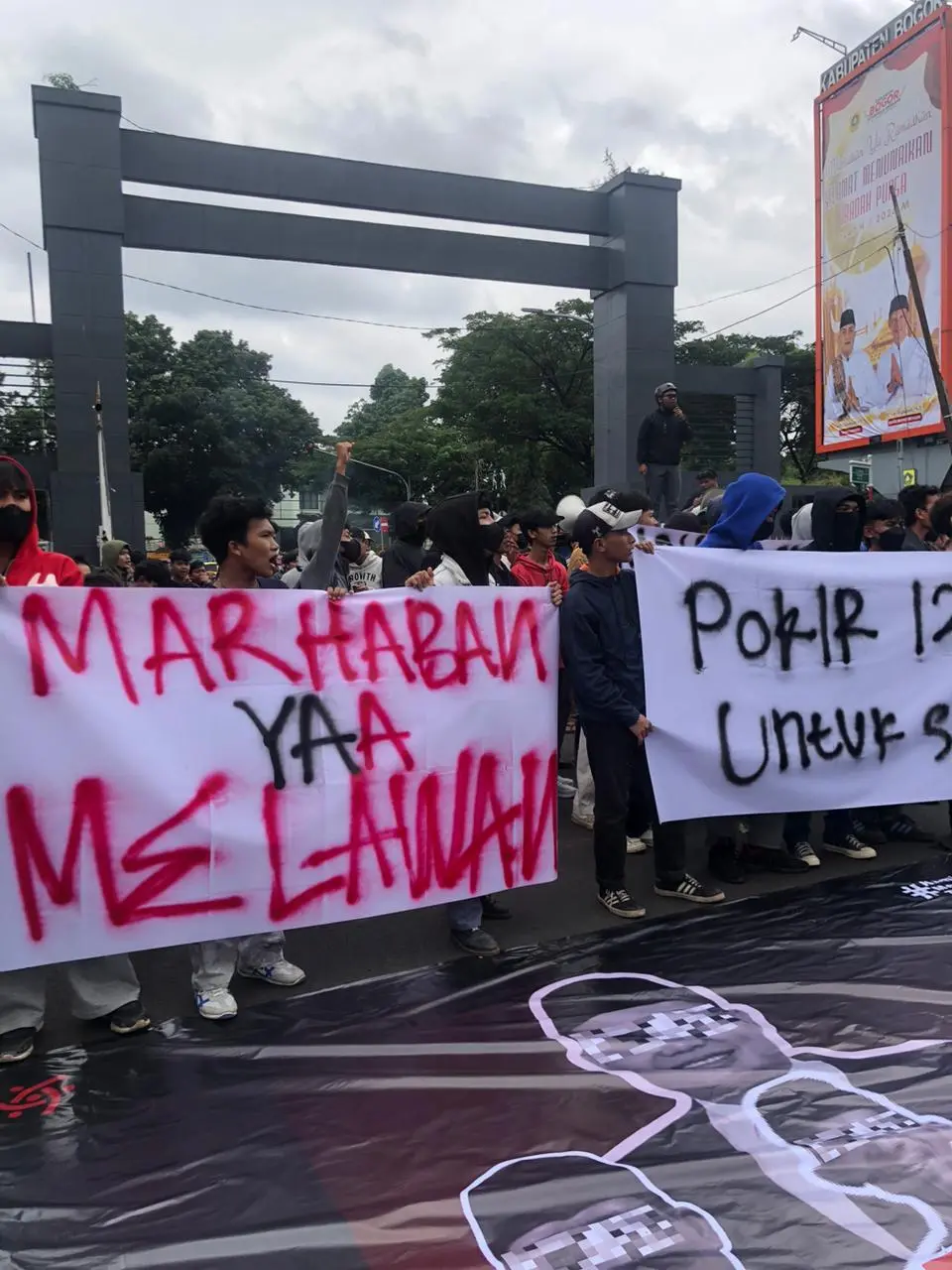 Aksi Ratusan Massa Resolusi Mahasiswa Bogor Diwarnai Bakar Ban, Tuntut Batalkan Pokir Pengadaan Videotron Rp 100 Miliar 