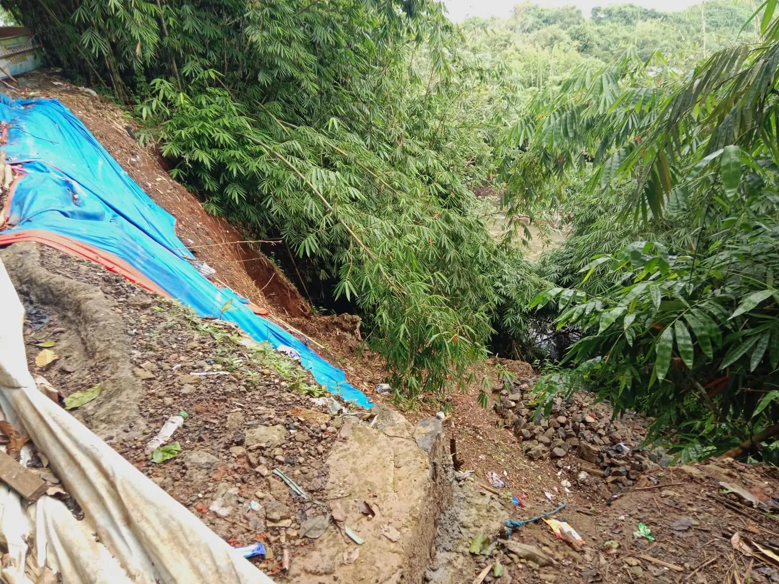 Terindikasi Ditinggal Pemborong, TPT Longsor  di Desa Kedungwaringin Mangkrak