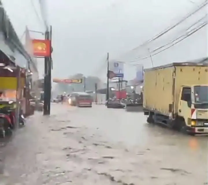 Ruko di Cibatok Cibungbulang Bogor Terendam, Warga Minta Normalisasi Saluran Segera